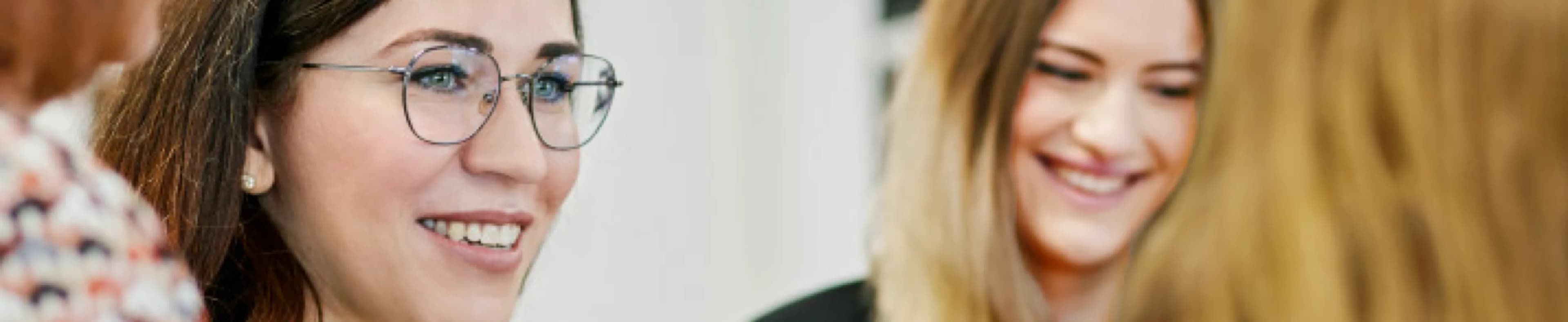 Beratungsgespräch über Rändeltechnik und Präzisionswerkzeuge im Hommel+Keller Team