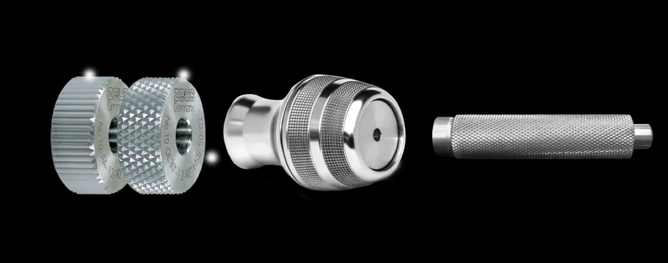 Verschiedene Präzisionswerkzeuge aus der Rändeltechnik: gerändelte Räder, Rollwerkzeuge und Profilelemente für strukturierte Metalloberflächen