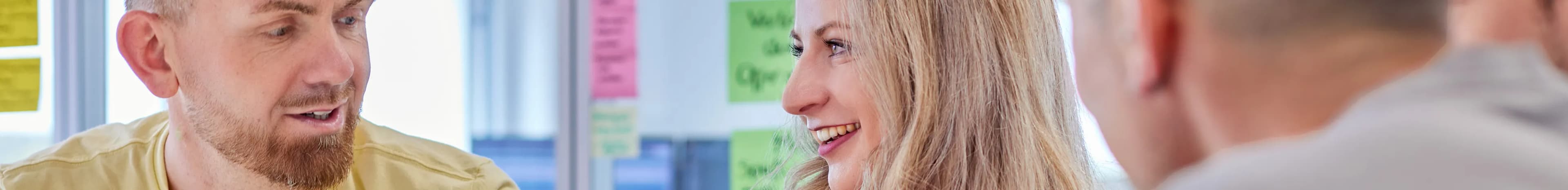 Mitarbeitende im Gespräch über Präzisionswerkzeuge für die industrielle Rändeltechnik